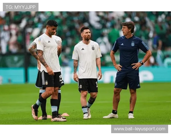 阿里闪耀绿茵场：从草根到足球明星的传奇之路